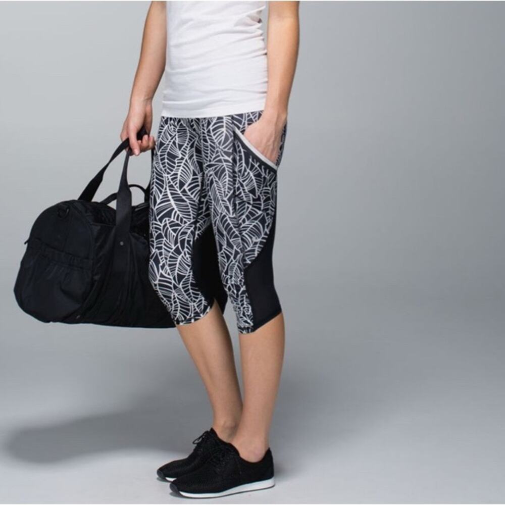 Lululemon Run A Marathon Crop II
Pretty Palm Black Angel Wing
